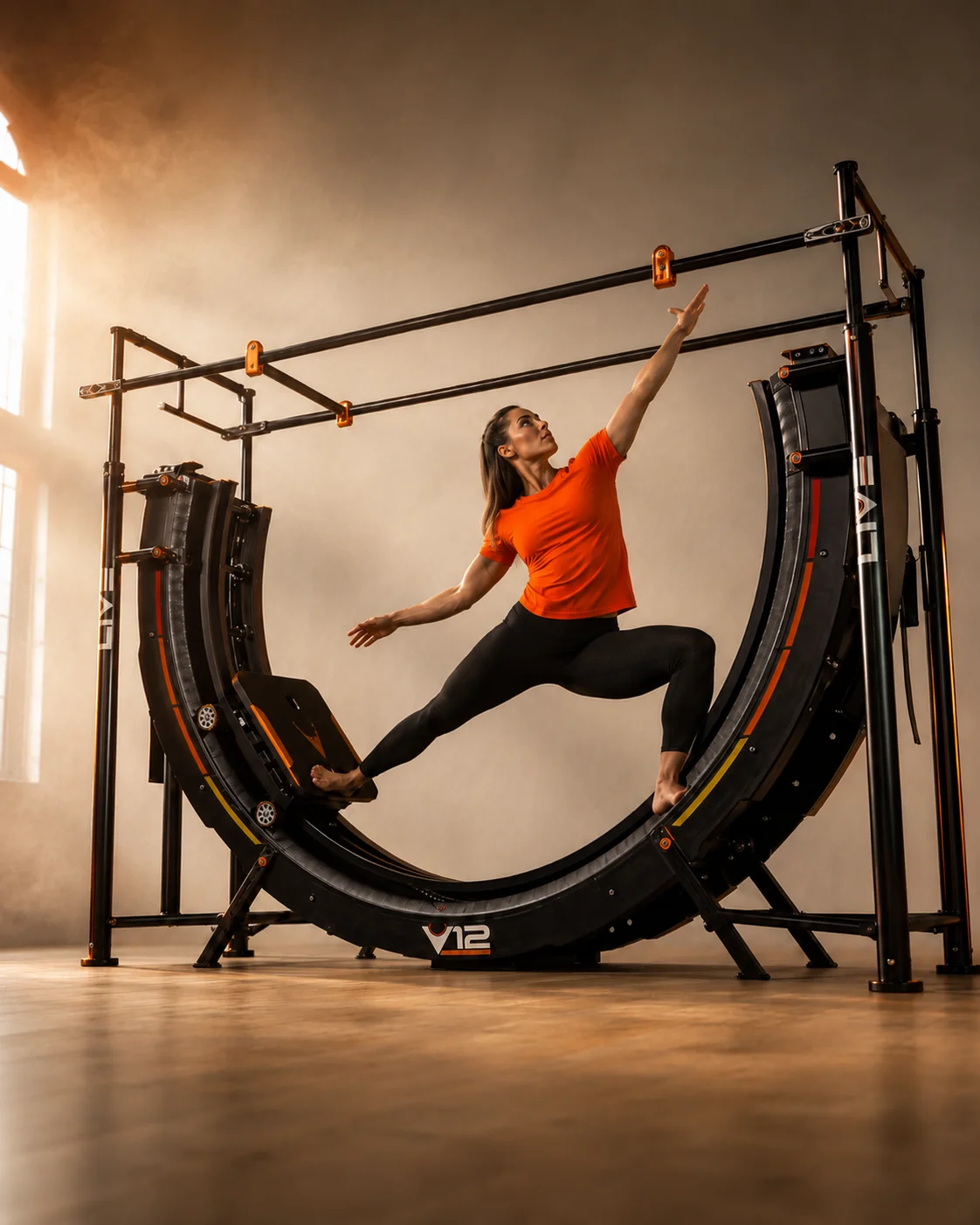 מתאמנת בתנוחת לאנג' עמוק עם רוטציה על ה-V12 בסטודיו מואר באור חם